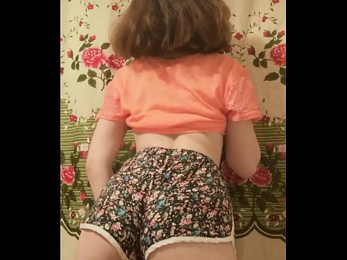 ❤️ سيڪسي نوجوان بيبي پنهنجي شارٽس کي ڪئميرا تي هٽائيندي معياري فحش