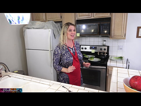 ❤️ Stepmom هن جي تاريخ کان اڳ باورچی خانه ۾ کيس کير پيارڻ معياري فحش
