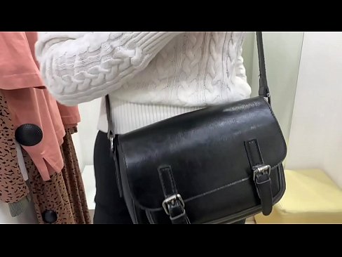 ❤️ فِيٽنگ روم ۾ ڊِلڊو سان نوجوان ڪچي FeralBerry جي عوامي مشت زني معياري فحش